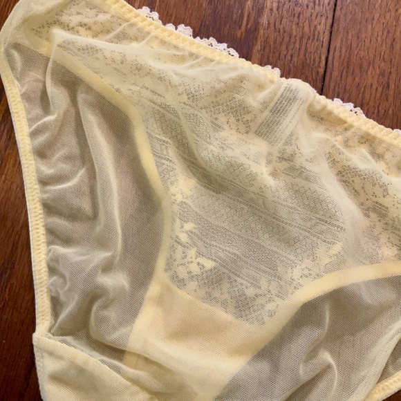 Wacoal Bra Set in Yellow Lace - Picture 8 of 9